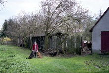 Dům byl po válce stržen. Na snímku Miluše Balíková, manželka Miloslava Balíka, majitele pozemku. (30.4.2006)