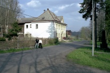 Pivnice nese nyní název Hospůdka. Na snímku Pavel Soukup a Veronika Virtová z bytových domů. (23.4.2005)