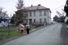 Škola zanikla v Lipové v 80. letech. Nyní je přeměněna na byty. Na snímku majitelka domu Jitka Nagyová a její dcera Václava Belovová. (22.4.2006)