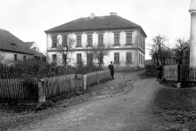 č, p. 40 - Budova nové školy. Na snímku F. J. Umlauft a Ottilie Pieschelová.