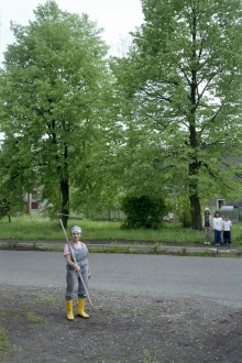 Stanislava Kyslingerová z č.p. 8, vzadu Mirek Ondo, Susan Laskošová a Daniel Ondo z bytových domů. (22.5.2005)