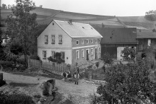 č. p. 8 - Pohled z prvního patra domu č. p. 22. Majitelem domu byl Emil Hübner.