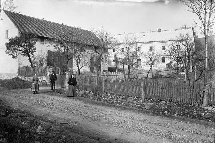 č. p. 12 - Marie a Josef Weigend a jejich matka Pauline Weigend.