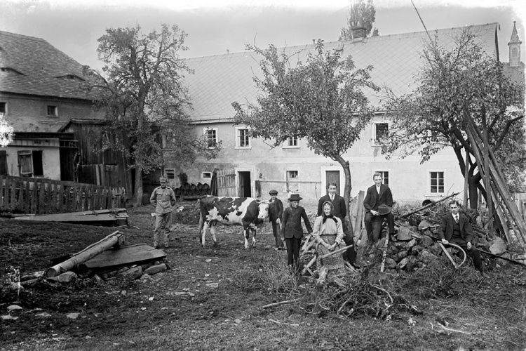 č. p. 20 - Žena v popředí je majitelka domu Thekla Pieschel. V pozadí neznámý voják a (jméno neuvedeno) Jenatschke z Blanska. Za Theklou Pieschel stojí její synové Franz, Emil a Wenzel. Jméno posledního mladíka neuvedeno.