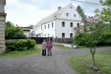 Majitel domu Rudolf Prokeš s přítelkyní Kateřinou Jílkovou. (5.6.2006)