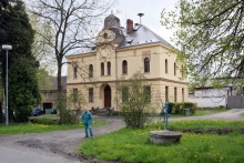 Někdejší záložna po opravě. Jeden z bytů stále obývá František Vlastník (8.5.2010)