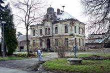Dům patří Obecnímu úřadu v Chuderově. Nájemník jednoho z bytů František Vlastník. (22.4.2006)