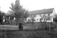 č. p. 24 - Pohled na dům ze zahrady. Na snímku je F. J. Umlauft.